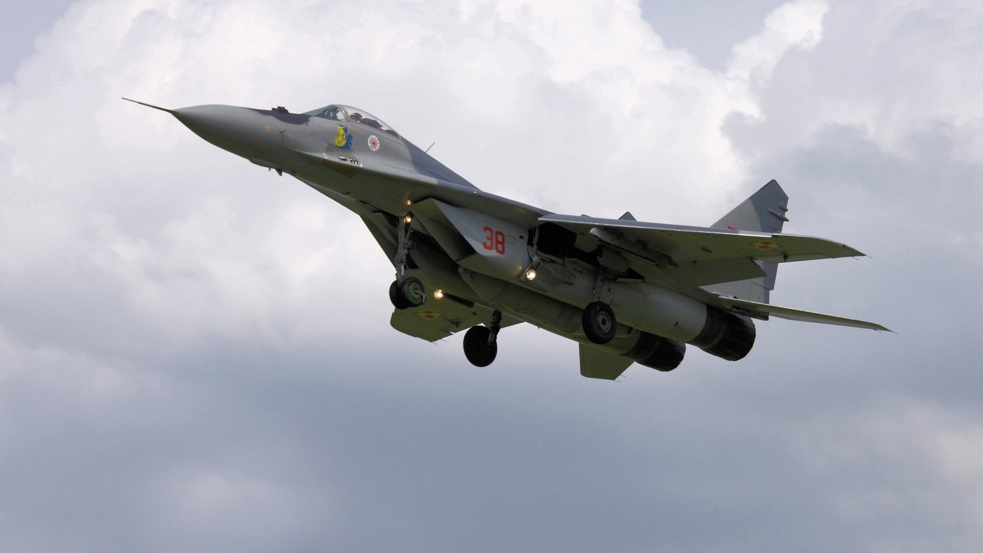 爱游戏-新生代崛起，红牛二队力克阿斯顿马丁的爆冷，皮亚斯特里火热状态预示F1版图重绘？